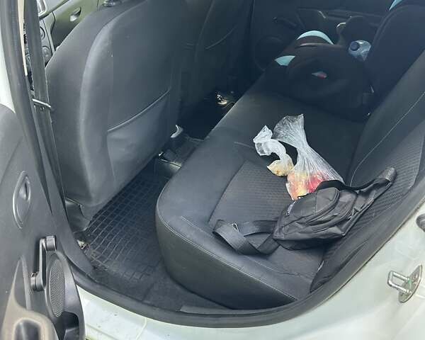 Белый Рено Логан, объемом двигателя 1.46 л и пробегом 102 тыс. км за 8000 $, фото 10 на Automoto.ua