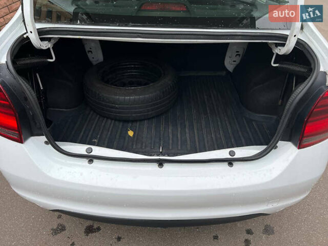 Белый Рено Логан, объемом двигателя 0.9 л и пробегом 265 тыс. км за 6000 $, фото 6 на Automoto.ua