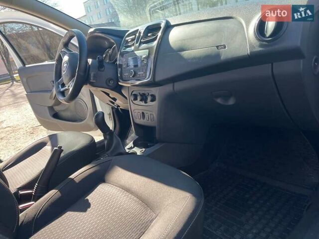 Рено Логан 2019 у Сумах на Automoto.ua Білий Рено Логан, об'ємом двигуна 1 л та пробігом 198 тис. км за 5500 $, фото 13 на Automoto.ua