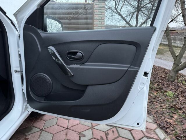 Білий Рено Логан, об'ємом двигуна 1 л та пробігом 130 тис. км за 4899 $, фото 12 на Automoto.ua