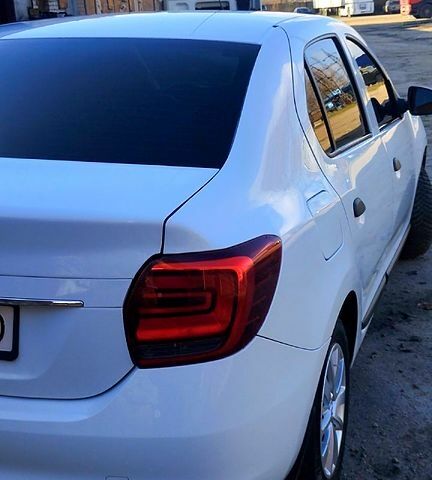 Белый Рено Логан, объемом двигателя 1.5 л и пробегом 140 тыс. км за 6700 $, фото 3 на Automoto.ua