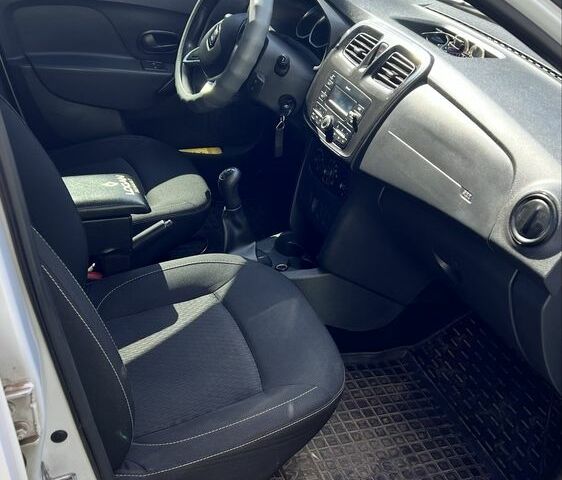 Белый Рено Логан, объемом двигателя 1.5 л и пробегом 140 тыс. км за 6700 $, фото 11 на Automoto.ua