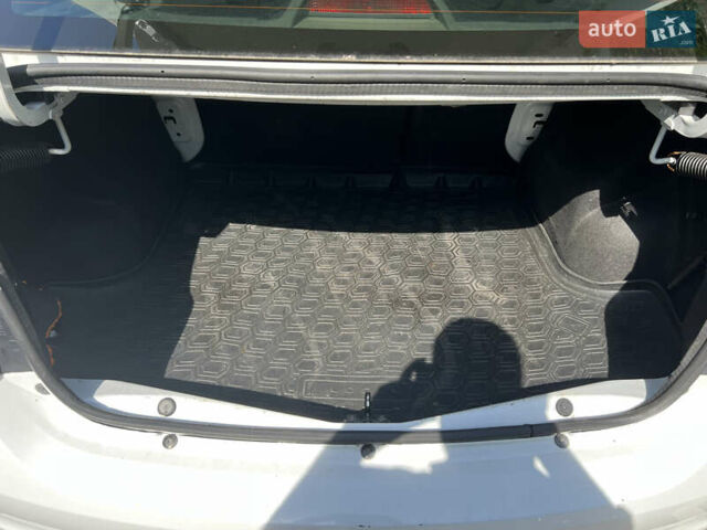 Білий Рено Логан, об'ємом двигуна 1 л та пробігом 254 тис. км за 4500 $, фото 11 на Automoto.ua