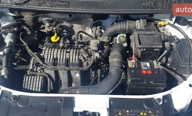 Белый Рено Логан, объемом двигателя 1 л и пробегом 179 тыс. км за 6300 $, фото 2 на Automoto.ua