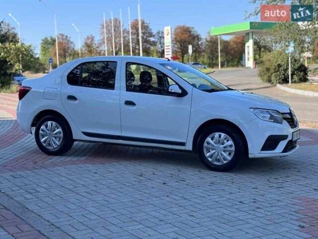 Белый Рено Логан, объемом двигателя 1 л и пробегом 267 тыс. км за 3999 $, фото 2 на Automoto.ua