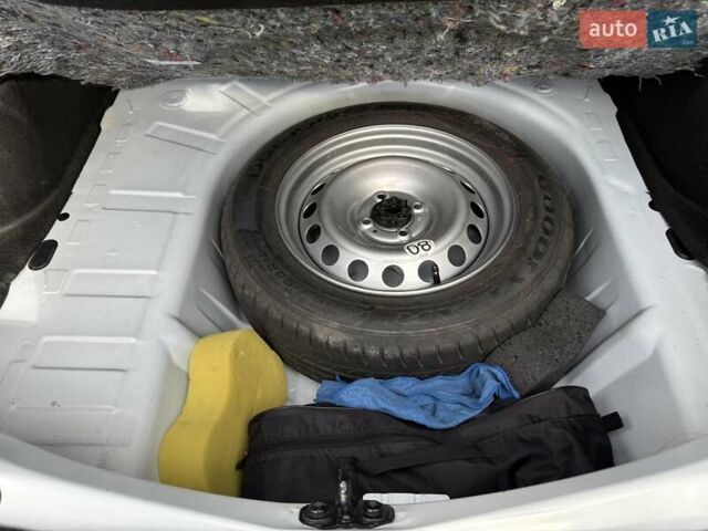 Белый Рено Логан, объемом двигателя 1 л и пробегом 81 тыс. км за 7450 $, фото 25 на Automoto.ua
