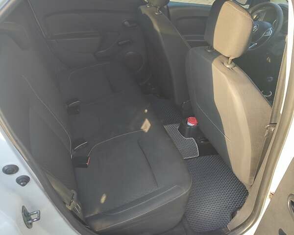 Белый Рено Логан, объемом двигателя 1 л и пробегом 300 тыс. км за 3850 $, фото 2 на Automoto.ua