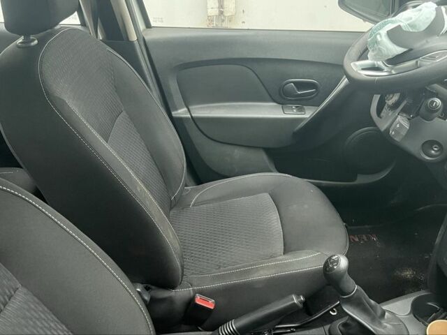 Белый Рено Логан, объемом двигателя 1.5 л и пробегом 80 тыс. км за 4200 $, фото 4 на Automoto.ua