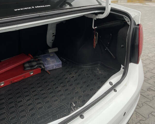 Белый Рено Логан, объемом двигателя 1.5 л и пробегом 153 тыс. км за 10828 $, фото 19 на Automoto.ua