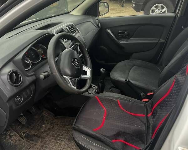 Белый Рено Логан, объемом двигателя 0.9 л и пробегом 352 тыс. км за 3400 $, фото 2 на Automoto.ua