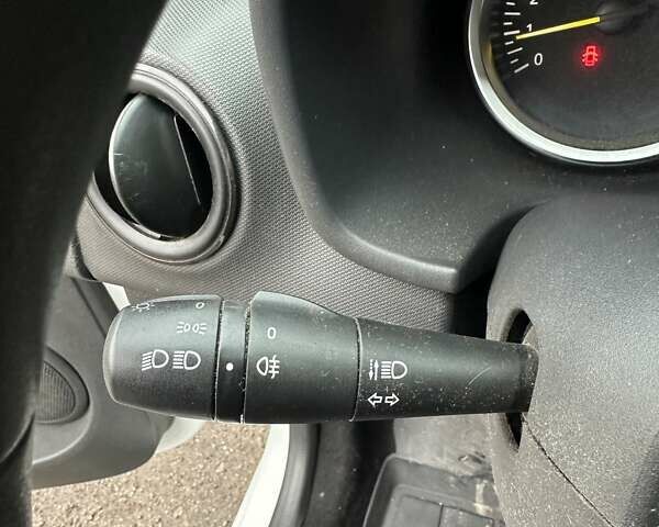 Белый Рено Логан, объемом двигателя 1 л и пробегом 194 тыс. км за 5500 $, фото 25 на Automoto.ua