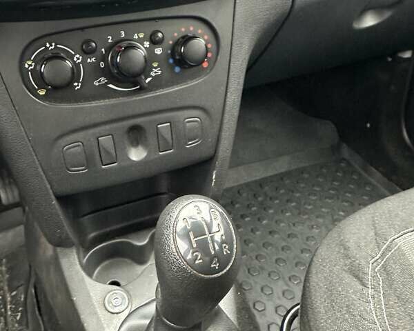 Белый Рено Логан, объемом двигателя 1 л и пробегом 194 тыс. км за 5500 $, фото 18 на Automoto.ua