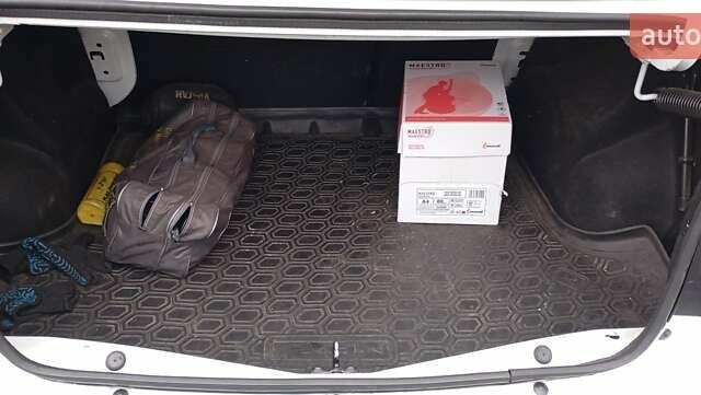 Белый Рено Логан, объемом двигателя 1.46 л и пробегом 166 тыс. км за 7000 $, фото 7 на Automoto.ua