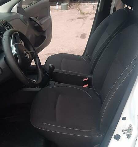 Белый Рено Логан, объемом двигателя 1 л и пробегом 140 тыс. км за 6000 $, фото 4 на Automoto.ua