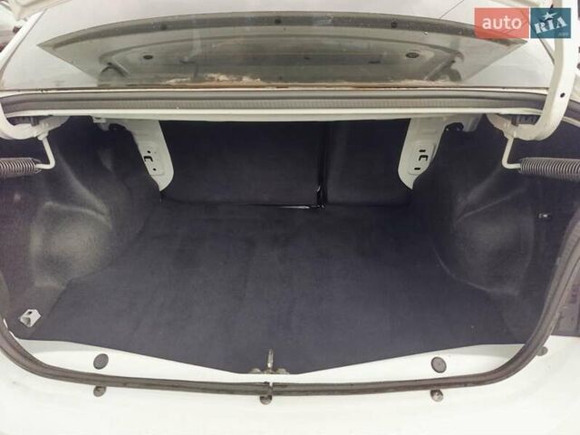 Белый Рено Логан, объемом двигателя 1 л и пробегом 130 тыс. км за 5750 $, фото 14 на Automoto.ua
