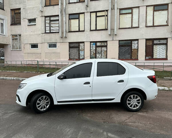Белый Рено Логан, объемом двигателя 1 л и пробегом 135 тыс. км за 5500 $, фото 2 на Automoto.ua