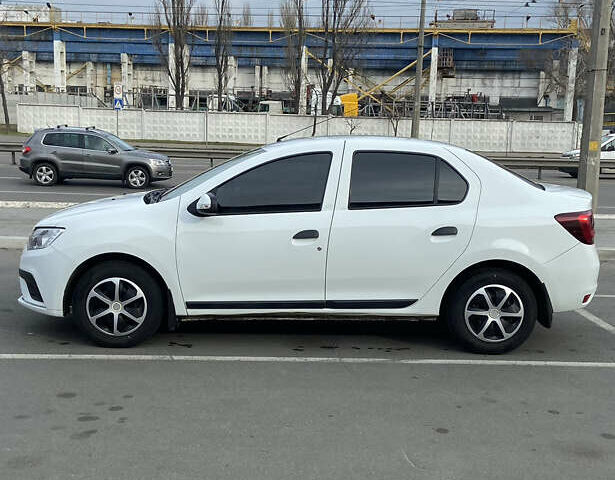 Белый Рено Логан, объемом двигателя 1 л и пробегом 157 тыс. км за 6600 $, фото 5 на Automoto.ua