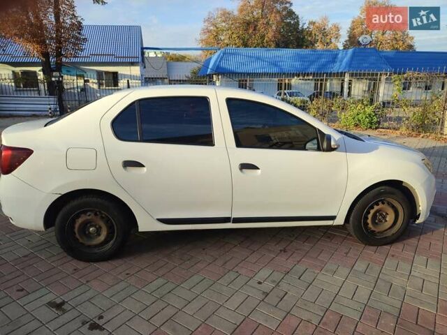 Белый Рено Логан, объемом двигателя 1 л и пробегом 300 тыс. км за 3850 $, фото 3 на Automoto.ua