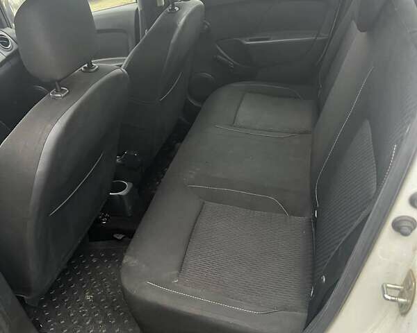 Белый Рено Логан, объемом двигателя 0.9 л и пробегом 334 тыс. км за 3400 $, фото 3 на Automoto.ua