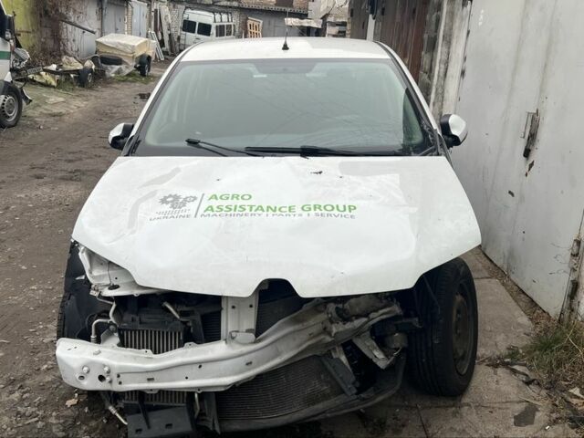 Белый Рено Логан, объемом двигателя 1.5 л и пробегом 80 тыс. км за 4200 $, фото 2 на Automoto.ua