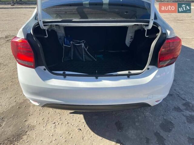 Рено Логан 2019 у Сумах на Automoto.ua Білий Рено Логан, об'ємом двигуна 1 л та пробігом 198 тис. км за 5500 $, фото 16 на Automoto.ua