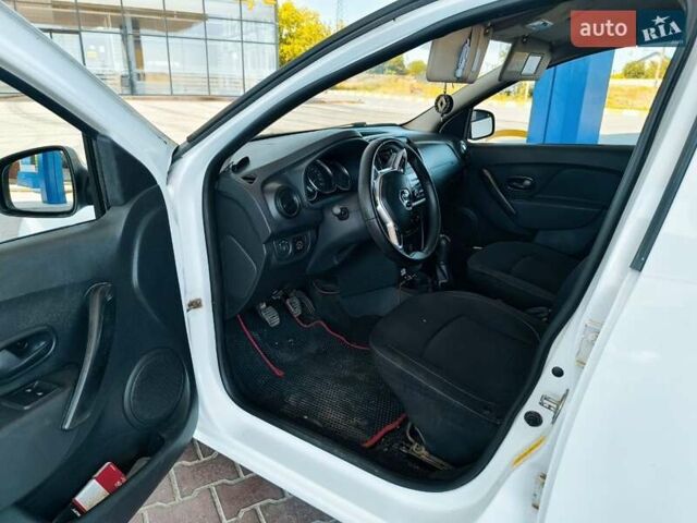 Белый Рено Логан, объемом двигателя 1 л и пробегом 258 тыс. км за 5300 $, фото 4 на Automoto.ua