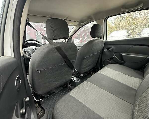 Белый Рено Логан, объемом двигателя 1 л и пробегом 194 тыс. км за 5500 $, фото 12 на Automoto.ua