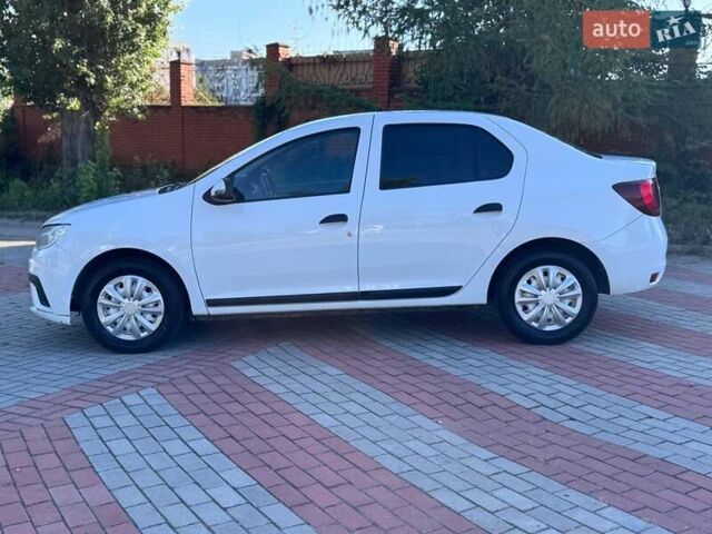 Белый Рено Логан, объемом двигателя 1 л и пробегом 267 тыс. км за 3999 $, фото 3 на Automoto.ua