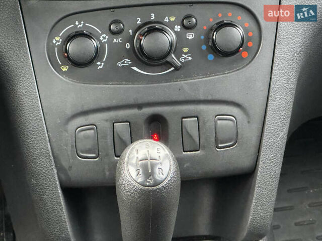 Білий Рено Логан, об'ємом двигуна 1.2 л та пробігом 190 тис. км за 3800 $, фото 13 на Automoto.ua