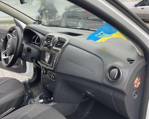 Белый Рено Логан, объемом двигателя 1.5 л и пробегом 153 тыс. км за 10828 $, фото 17 на Automoto.ua