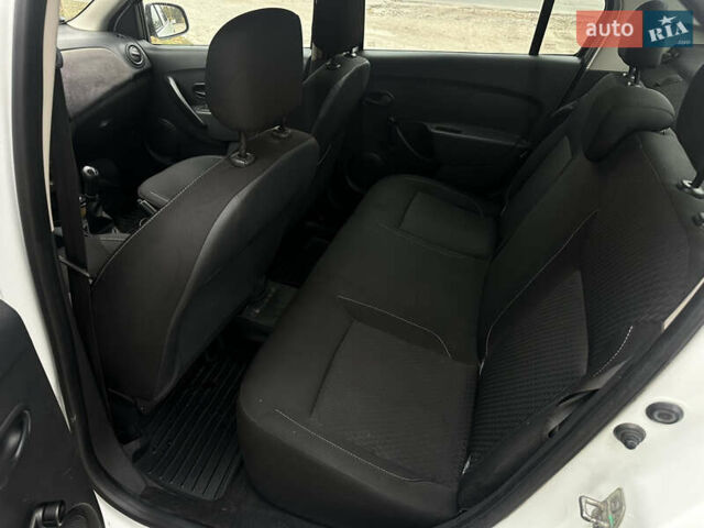 Белый Рено Логан, объемом двигателя 1 л и пробегом 242 тыс. км за 4500 $, фото 15 на Automoto.ua