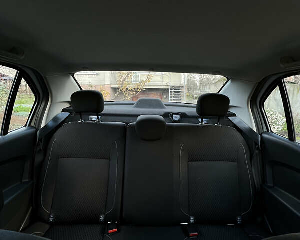 Белый Рено Логан, объемом двигателя 1 л и пробегом 177 тыс. км за 5699 $, фото 6 на Automoto.ua