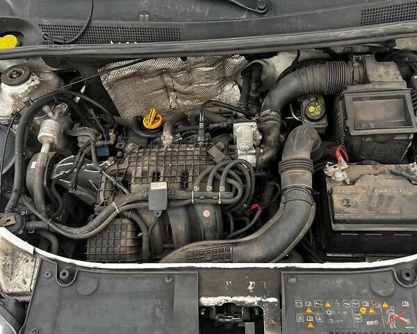 Белый Рено Логан, объемом двигателя 0.9 л и пробегом 383 тыс. км за 3400 $, фото 1 на Automoto.ua