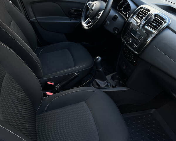 Белый Рено Логан, объемом двигателя 1 л и пробегом 177 тыс. км за 5699 $, фото 3 на Automoto.ua