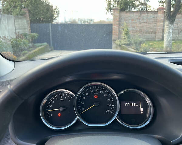 Белый Рено Логан, объемом двигателя 1 л и пробегом 177 тыс. км за 5699 $, фото 7 на Automoto.ua