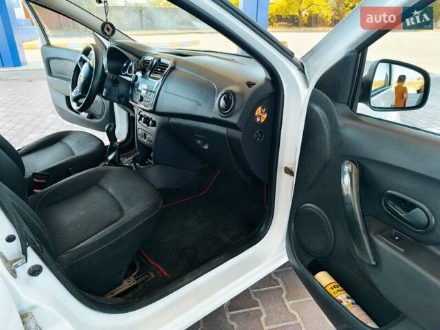 Белый Рено Логан, объемом двигателя 1 л и пробегом 258 тыс. км за 5300 $, фото 11 на Automoto.ua