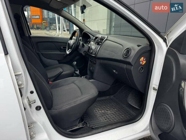 Білий Рено Логан, об'ємом двигуна 1.2 л та пробігом 190 тис. км за 3800 $, фото 14 на Automoto.ua