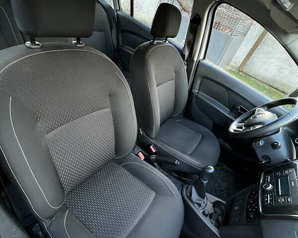 Белый Рено Логан, объемом двигателя 1 л и пробегом 177 тыс. км за 5699 $, фото 4 на Automoto.ua