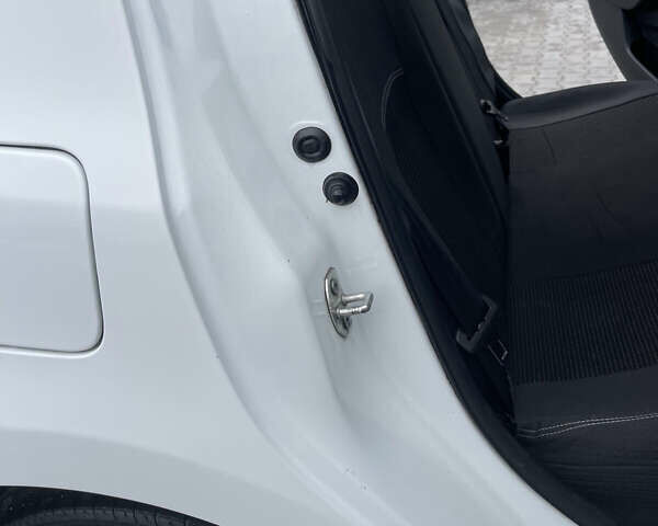 Белый Рено Логан, объемом двигателя 1.5 л и пробегом 153 тыс. км за 10828 $, фото 14 на Automoto.ua