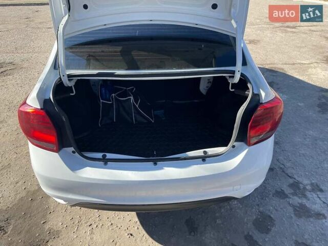 Рено Логан 2019 у Сумах на Automoto.ua Білий Рено Логан, об'ємом двигуна 1 л та пробігом 198 тис. км за 5500 $, фото 19 на Automoto.ua