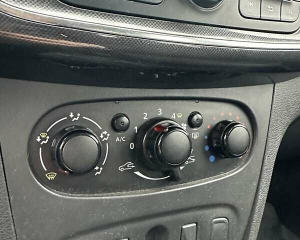 Белый Рено Логан, объемом двигателя 1 л и пробегом 194 тыс. км за 5500 $, фото 19 на Automoto.ua