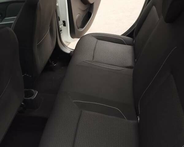 Білий Рено Логан, об'ємом двигуна 1.46 л та пробігом 124 тис. км за 8499 $, фото 11 на Automoto.ua