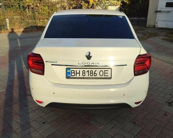 Белый Рено Логан, объемом двигателя 1 л и пробегом 300 тыс. км за 3850 $, фото 4 на Automoto.ua