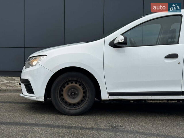 Білий Рено Логан, об'ємом двигуна 1.2 л та пробігом 190 тис. км за 3800 $, фото 3 на Automoto.ua