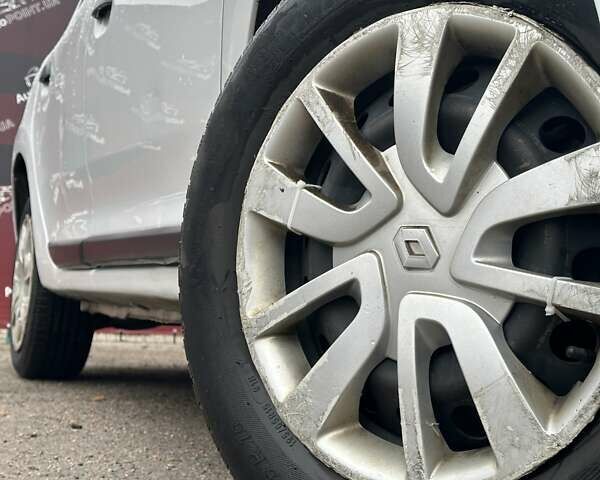 Белый Рено Логан, объемом двигателя 1 л и пробегом 194 тыс. км за 5500 $, фото 5 на Automoto.ua