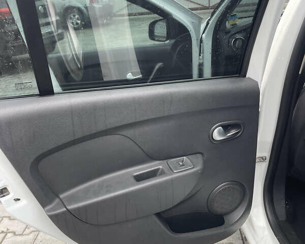 Белый Рено Логан, объемом двигателя 1.5 л и пробегом 153 тыс. км за 10828 $, фото 9 на Automoto.ua