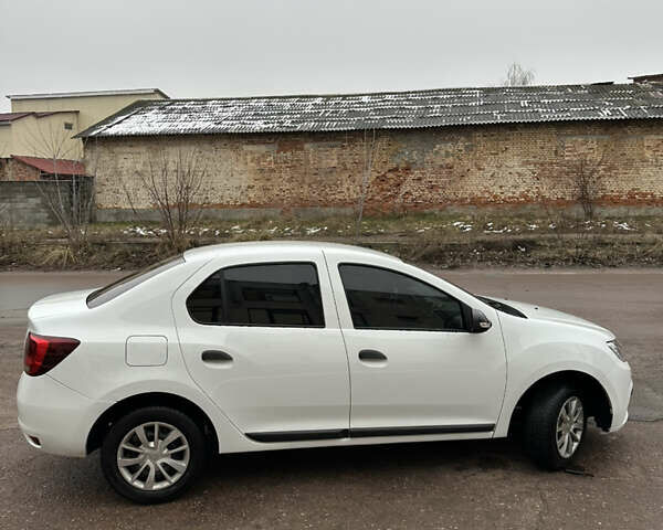 Белый Рено Логан, объемом двигателя 1 л и пробегом 135 тыс. км за 5500 $, фото 3 на Automoto.ua
