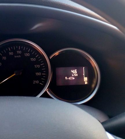 Белый Рено Логан, объемом двигателя 1.5 л и пробегом 140 тыс. км за 6700 $, фото 8 на Automoto.ua