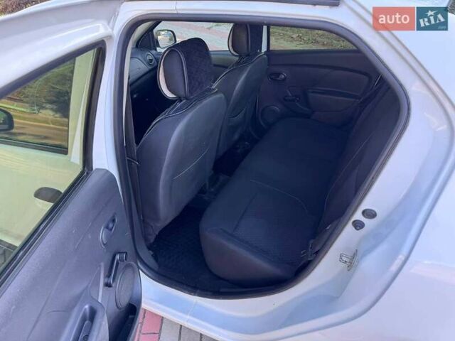 Белый Рено Логан, объемом двигателя 1 л и пробегом 267 тыс. км за 3999 $, фото 10 на Automoto.ua