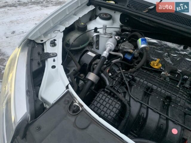 Белый Рено Логан, объемом двигателя 1 л и пробегом 89 тыс. км за 2999 $, фото 11 на Automoto.ua